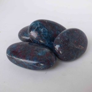 Galet cyanite rubis