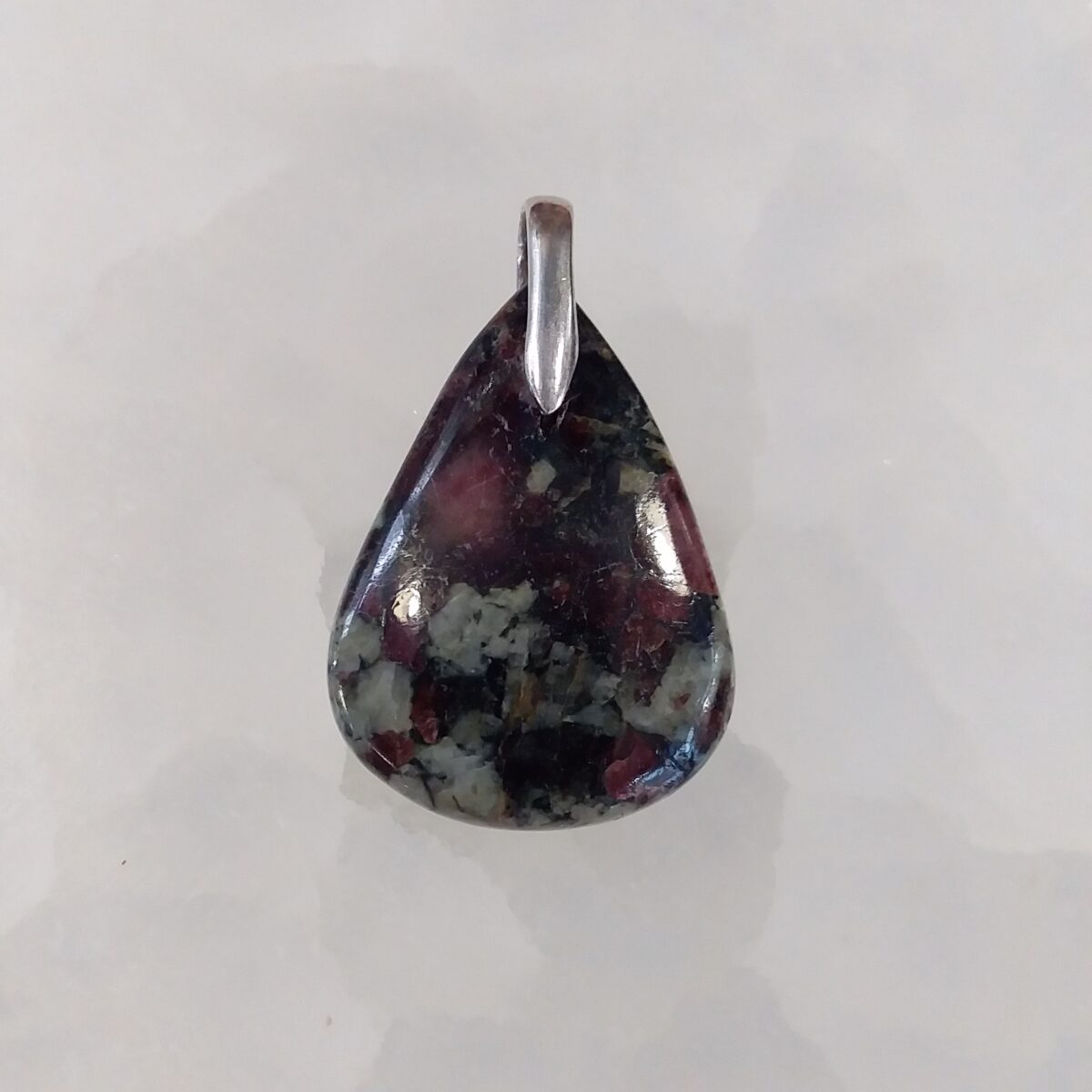 pendentif eudialyte