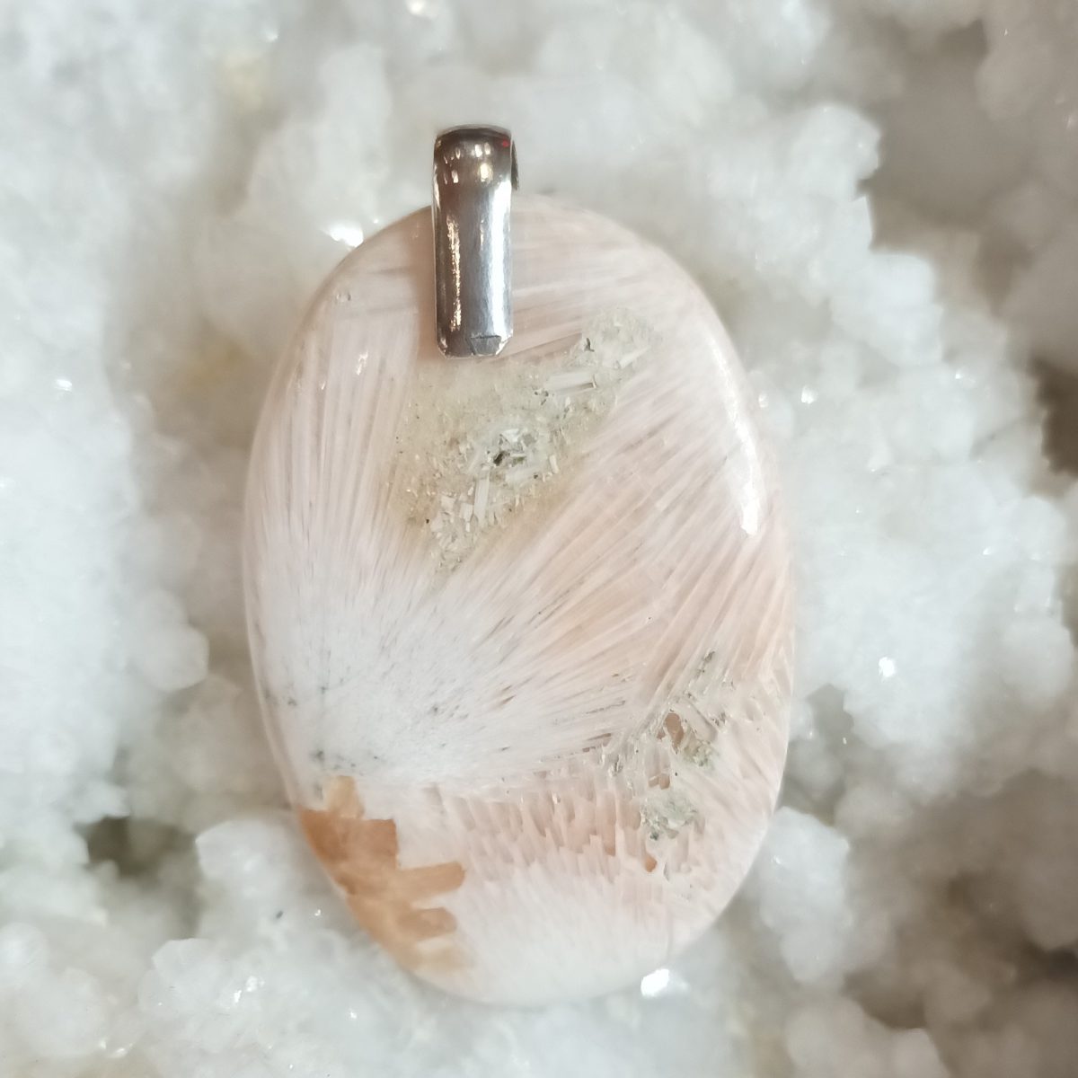 Pendentif scolecite