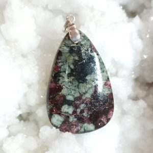 Pendentif eudialyte