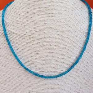 Collier-pierres apatite bleue
