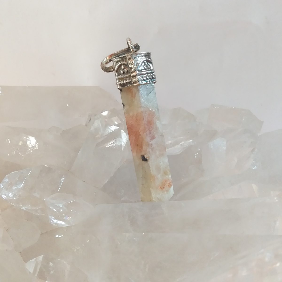 pendentif pierre de soleil métal