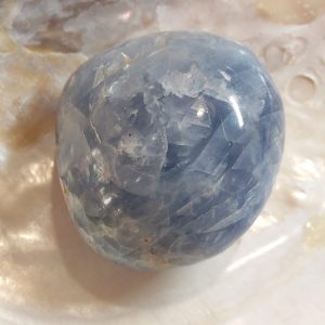 Galet calcite bleue