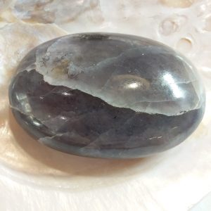 Galet iolite