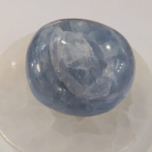 Galet calcite bleue