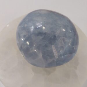 Galet calcite bleue