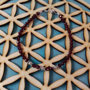 Bracelet grenat sur câble