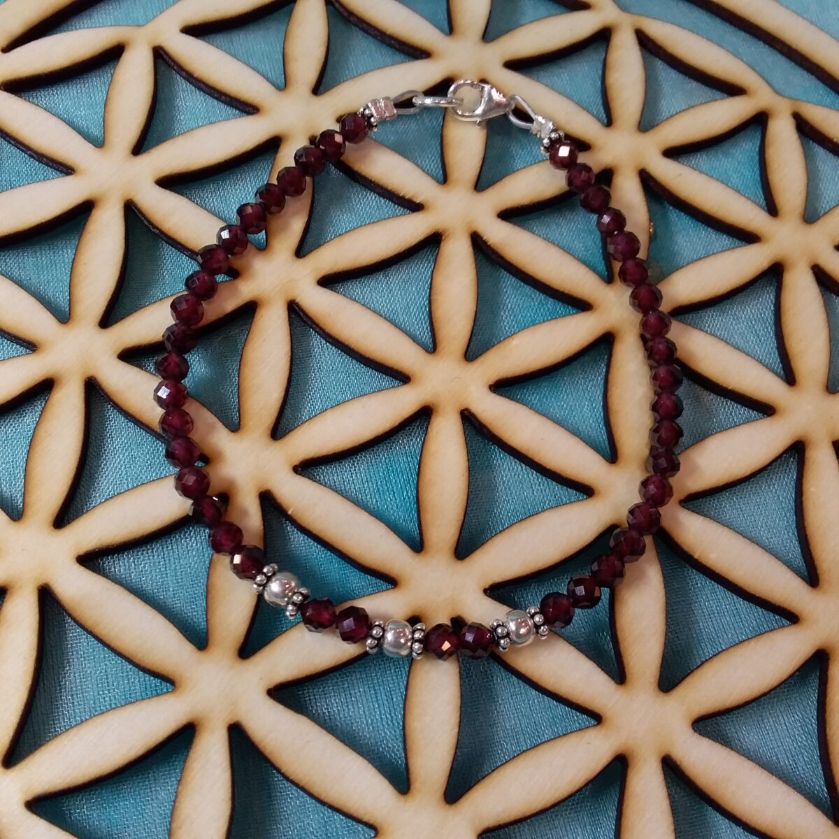 bracelet grenat sur câble